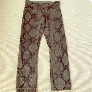 LULU LEMON 3/4 LEGGINGS SIZE 4
